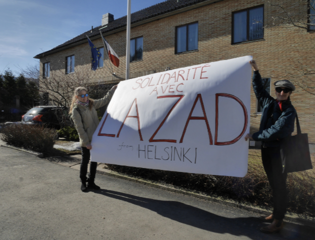 Supporting the ZAD in front of French embassy Helsinki, 2018. Photo: Petri Ruikka